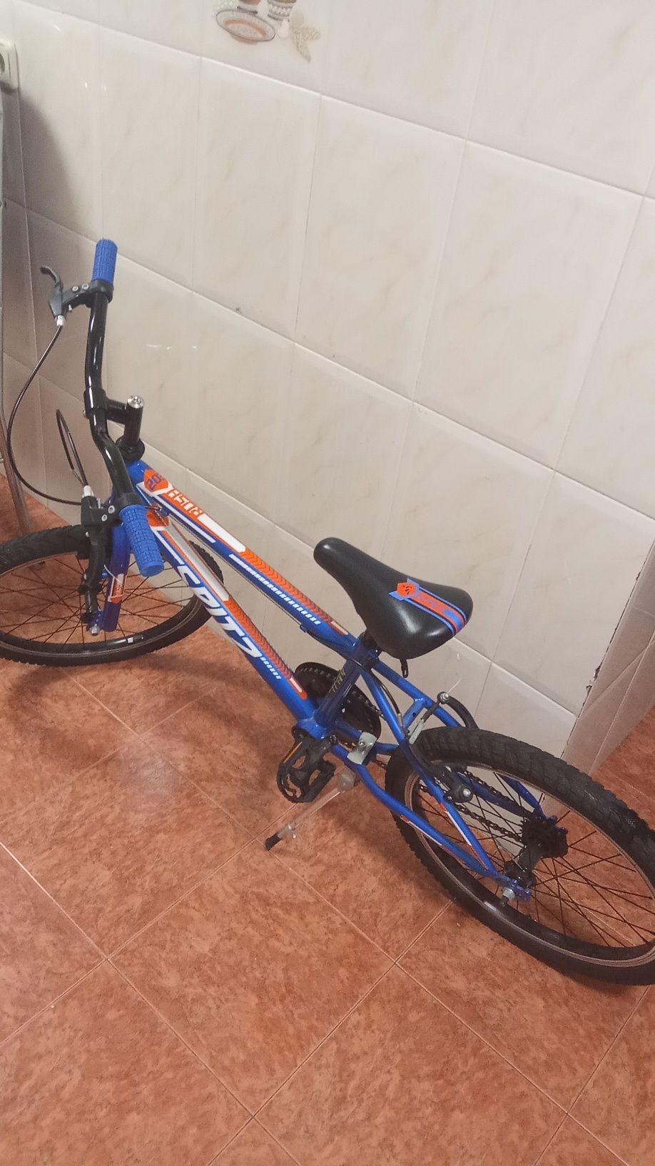 Vende se uma bicicleta de criança