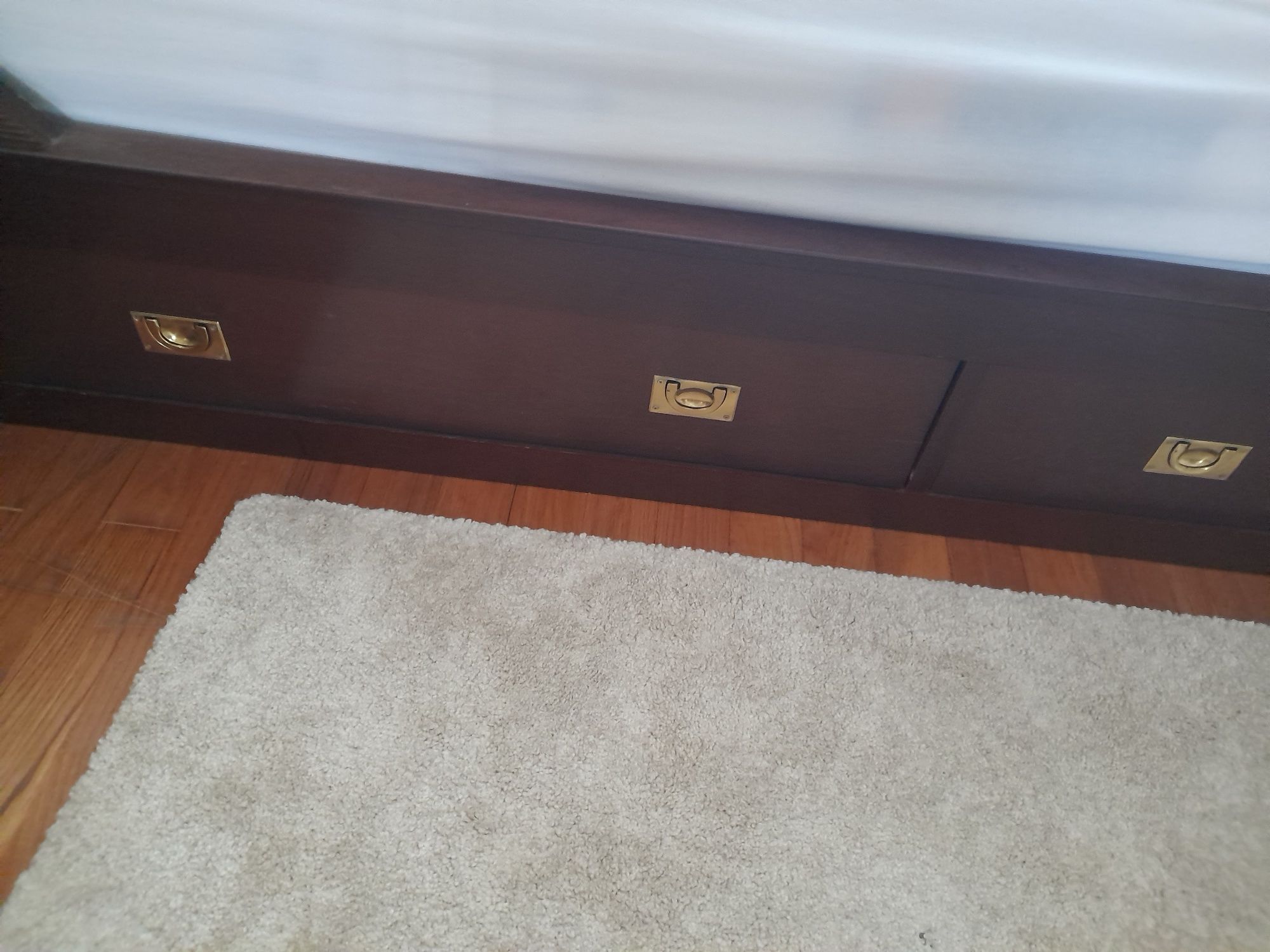 Cama de casal em mogno c/ estrado e duas mesas de cabeceira 1,40X190cm