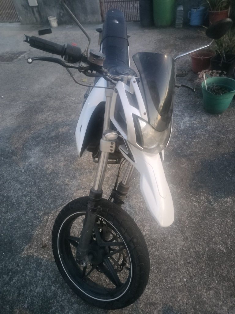 Mota 125 com alguns afazeres