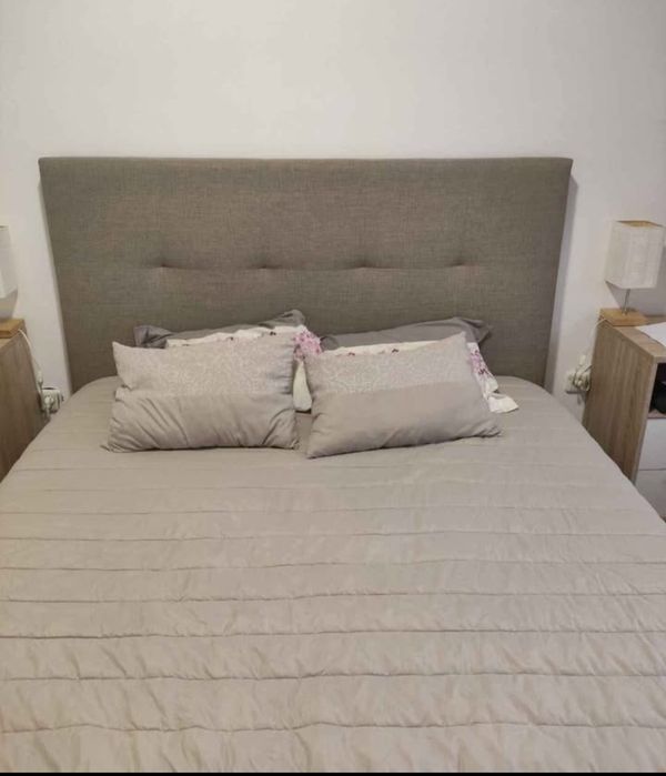 Cama Sommier com colchão incluído. Tem arrumação por baixo