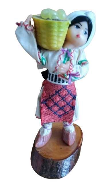 Stara lalka figurka dziewczyna z winogronami ZSRR z okresu PRL 15 cm