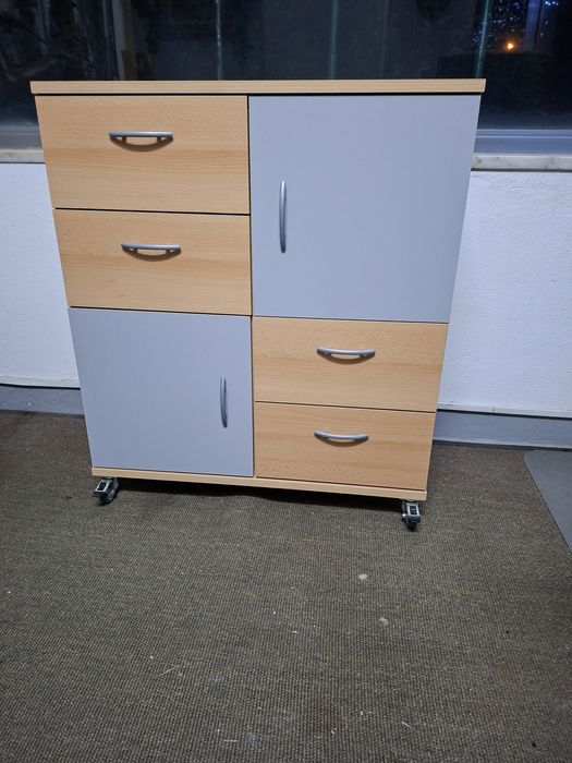 Pequeno armario com rodas