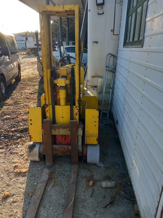 Empilhador a baterias usado antigo