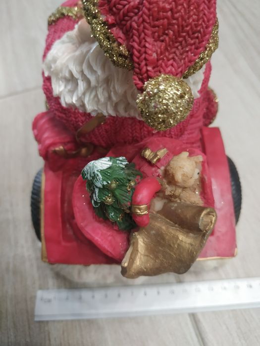 Декоративная статуэтка Деда Мороза на авто