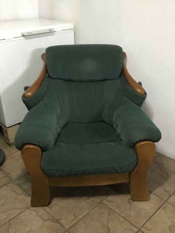 Cadeirao de tecido verde e madeira
