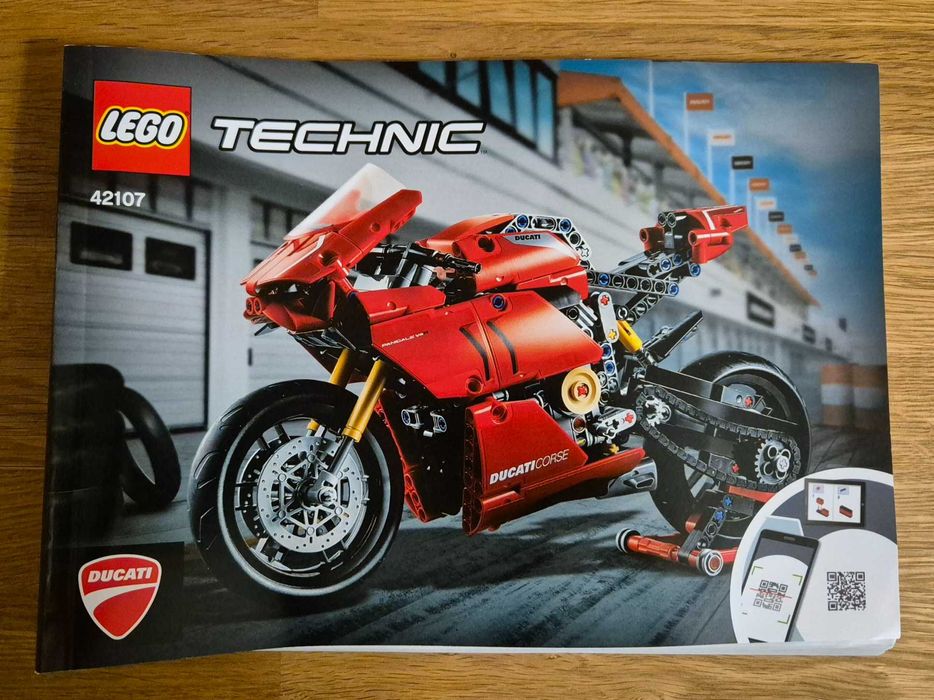 Продам LEGO Technic Ducati Panigale V4 R (42107), б/у