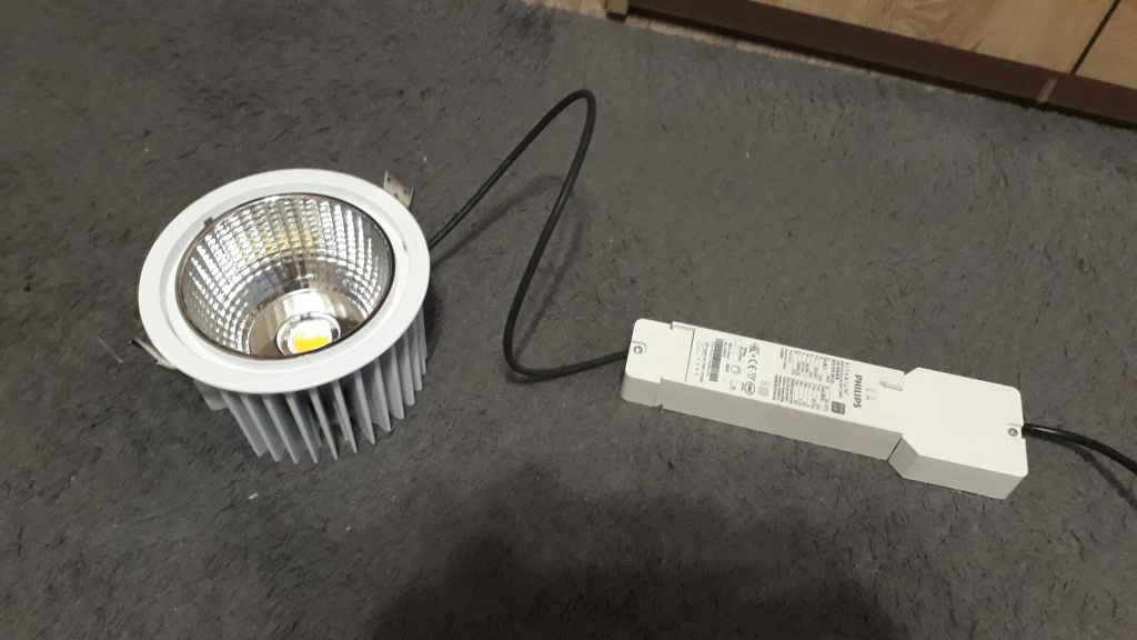 Lampa LED, Okrągły downlight diodowy z fasetowanym odbłyśnikiem alumin