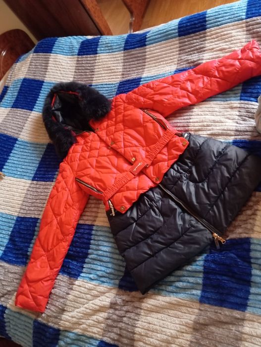 Зимова червоно -чорна курточка