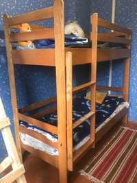 Двохярусне деревʼяне ліжко ручної роботи з ясена