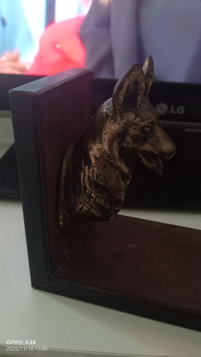 Estatueta em bronze de cão.