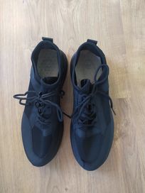 Czarne sportowe buty