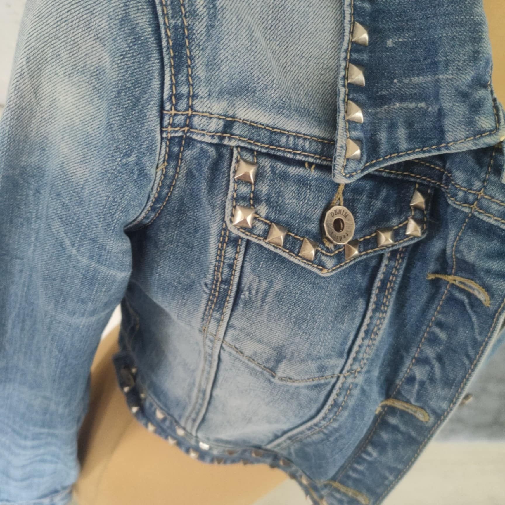 Jeansowa krótka katana bluza kurtka S 36 z ćwiekami