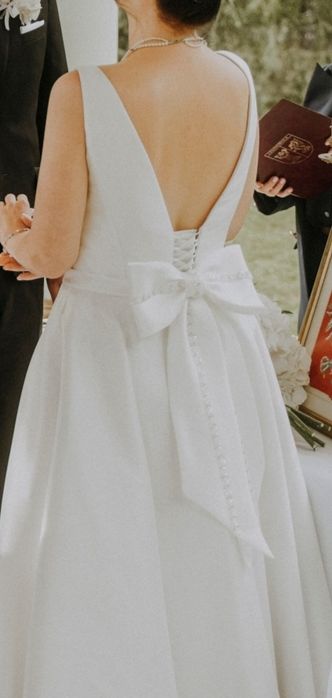 Klasyczna, gładka suknia ślubna