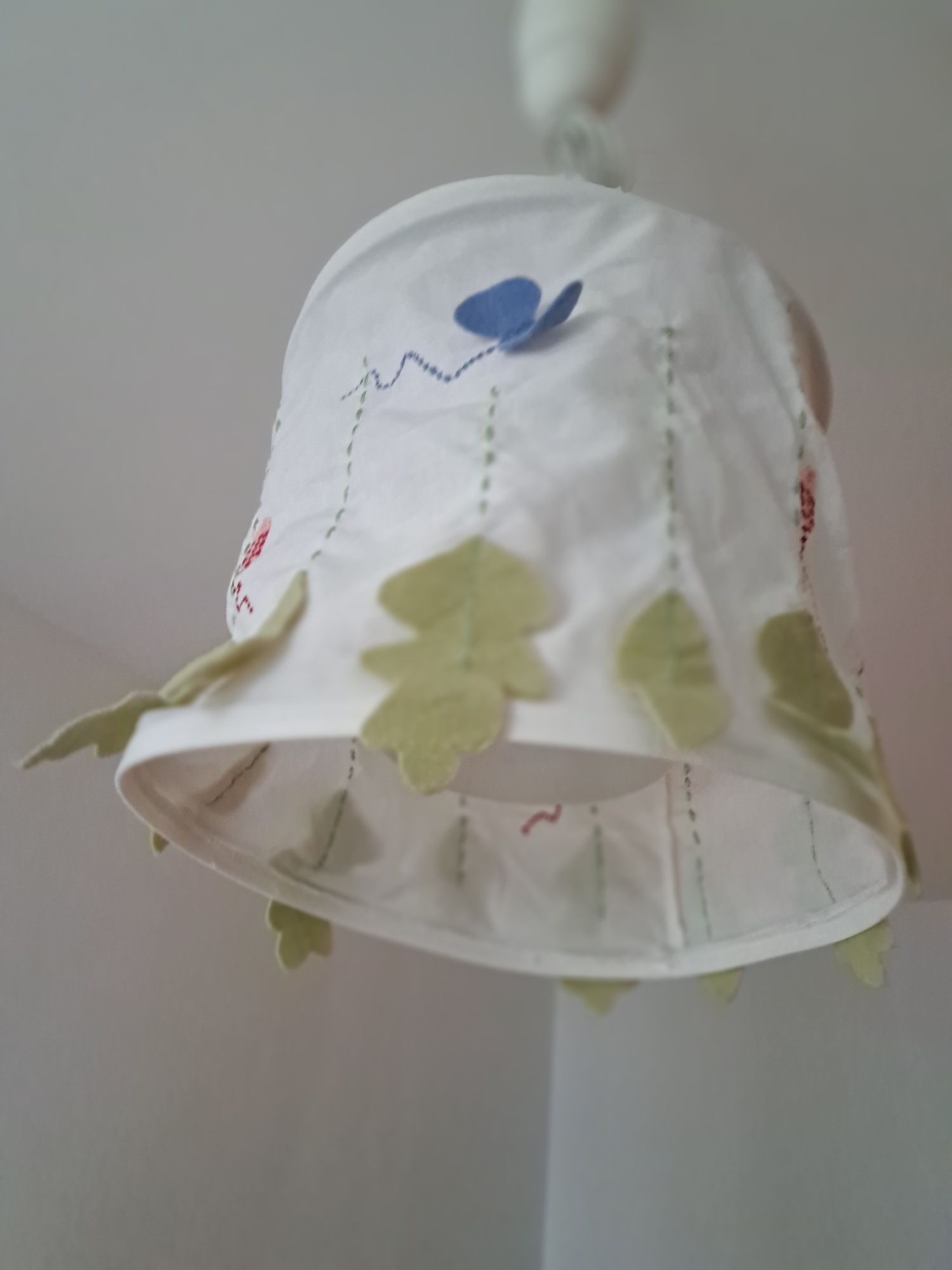 Materiałowa lampa wisząca Ikea Kaxig do pokoju dziecięcego