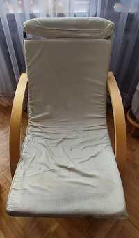 Fotel bujany z drewnianym stelażem