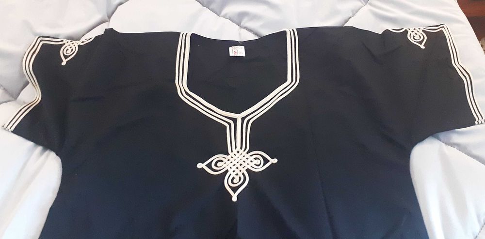 Vestidos Túnicas, Marroquinas e Tunisianas  e 1 calças. NOVOS