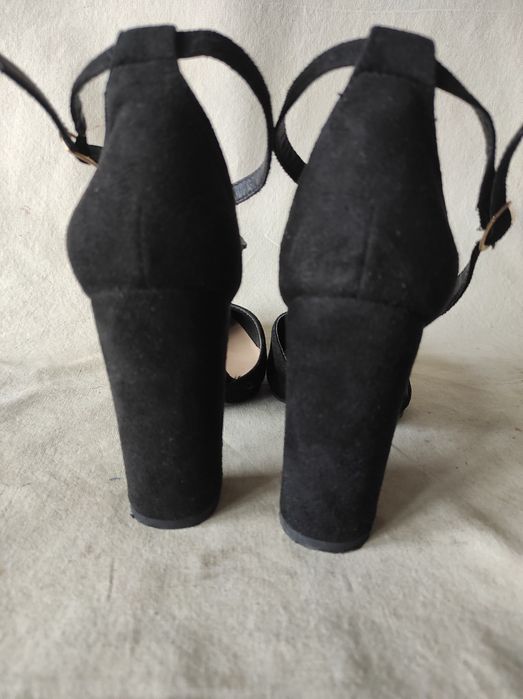 Czarne zamszowe sandały na słupku z zakrytymi palcami Seastar nr 37