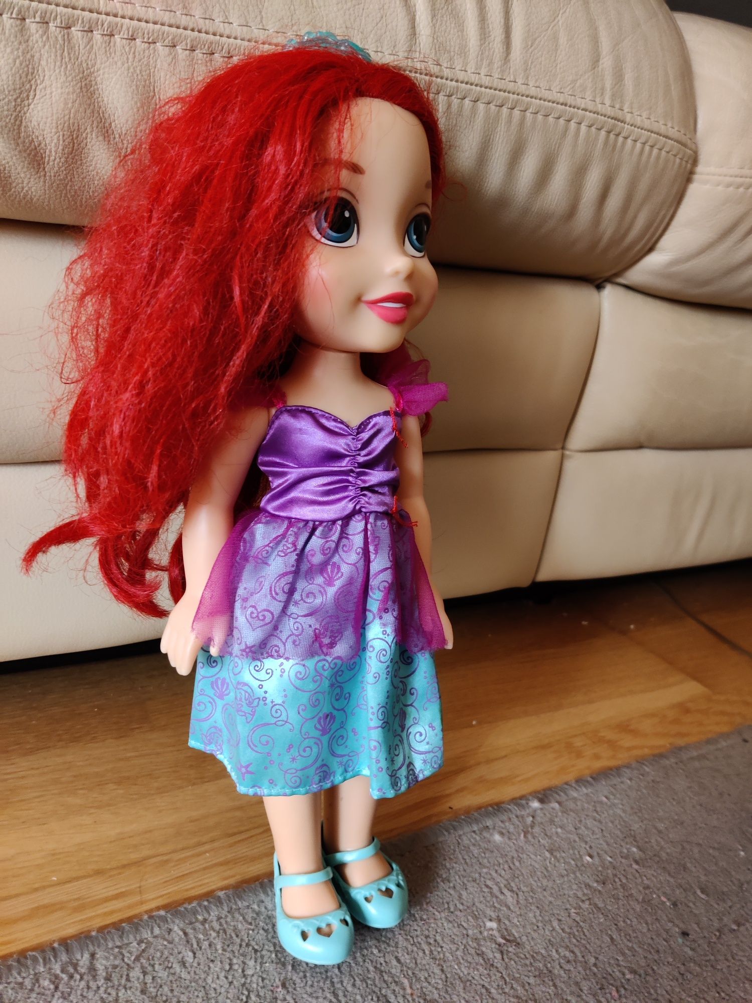 Boneca princesa Ariel da Disney com cerca de 35cm, praticamente nova.