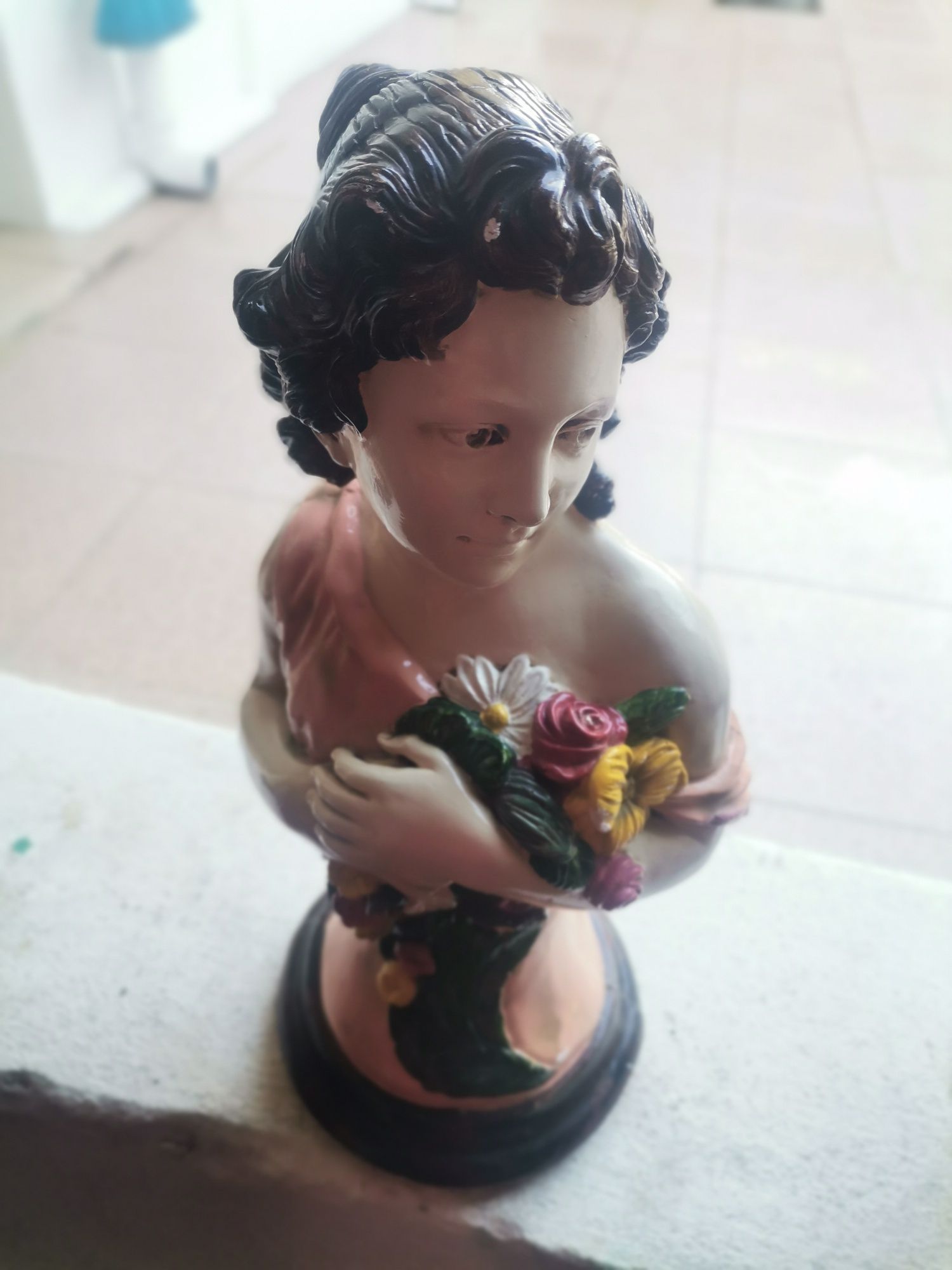 Busto de mulher pintada a mão