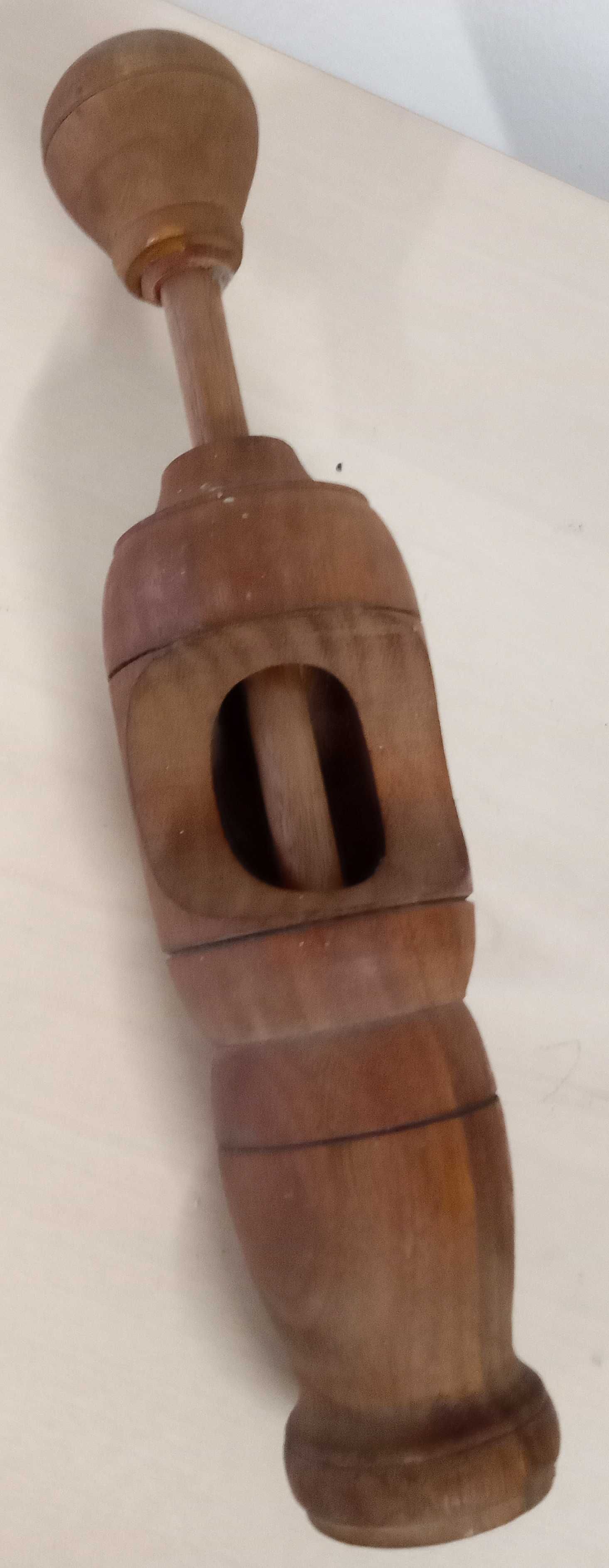 Arrolhador de garrafas manual em madeira, muito antigo