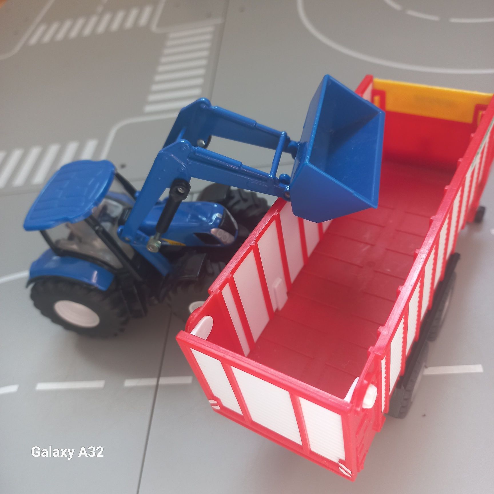 Siku 1:50  traktor new holand z ladowaczem I przyczepa potinger