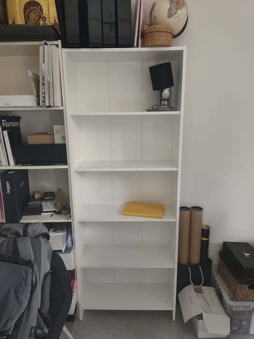 Biały regał na książki