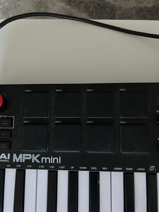 Piano Akai MPK mini.
