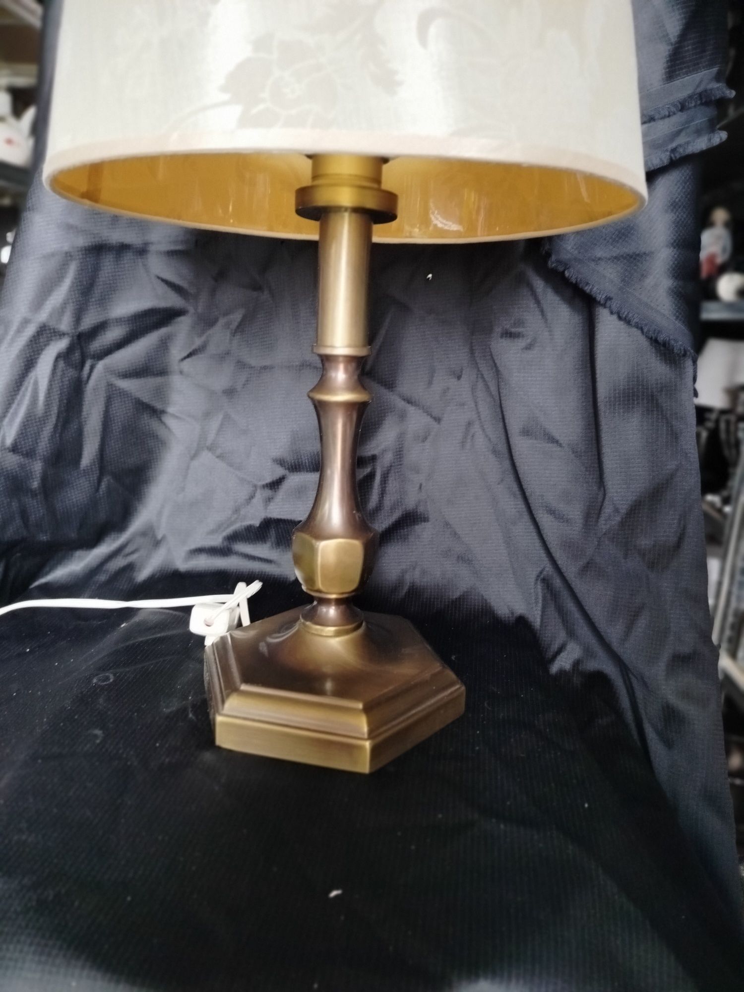 Ładna mosiężna lampa