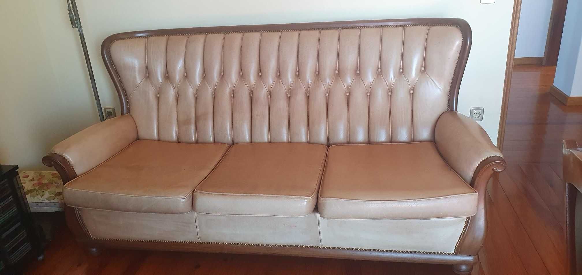 Conjunto de sofás em couro
