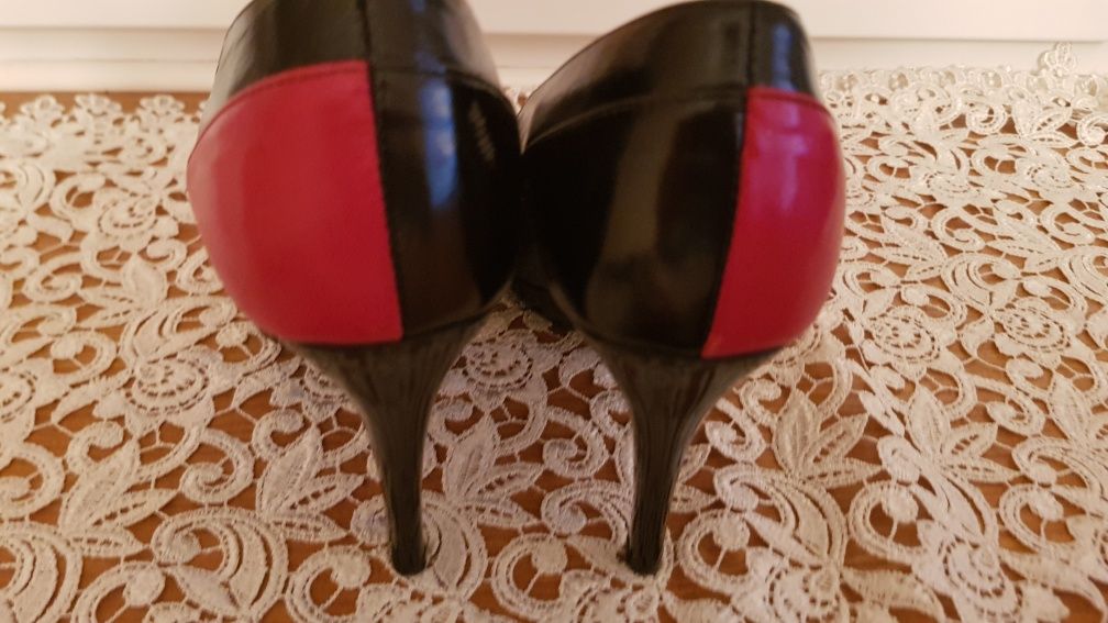 Buty ze skóry czerwono-czarne 38