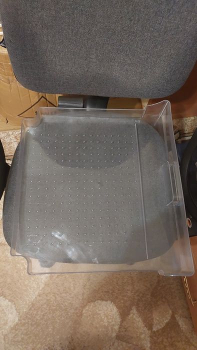 Продам полки б/у на холодильник Indesit.