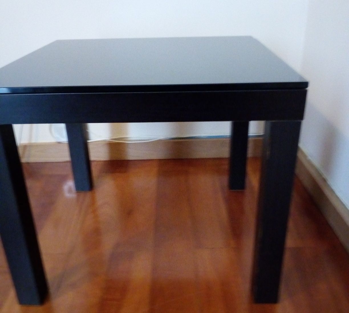 Mesa de apoio ou de canto com tampo de vidro amovível
