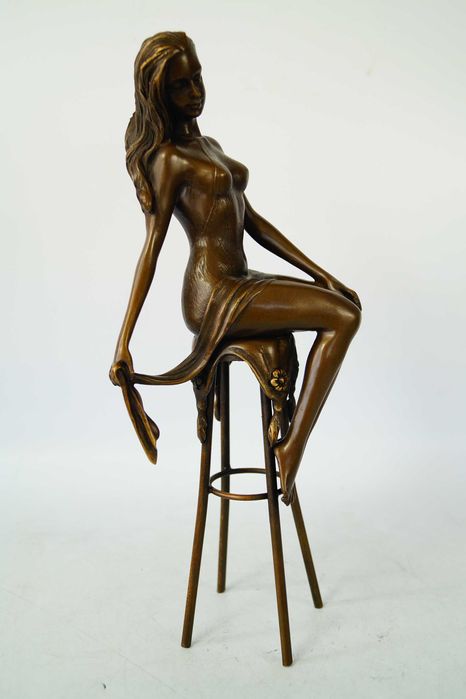 Kobieta siedząca na krześle zmysłowa figura z brązu rzeźba