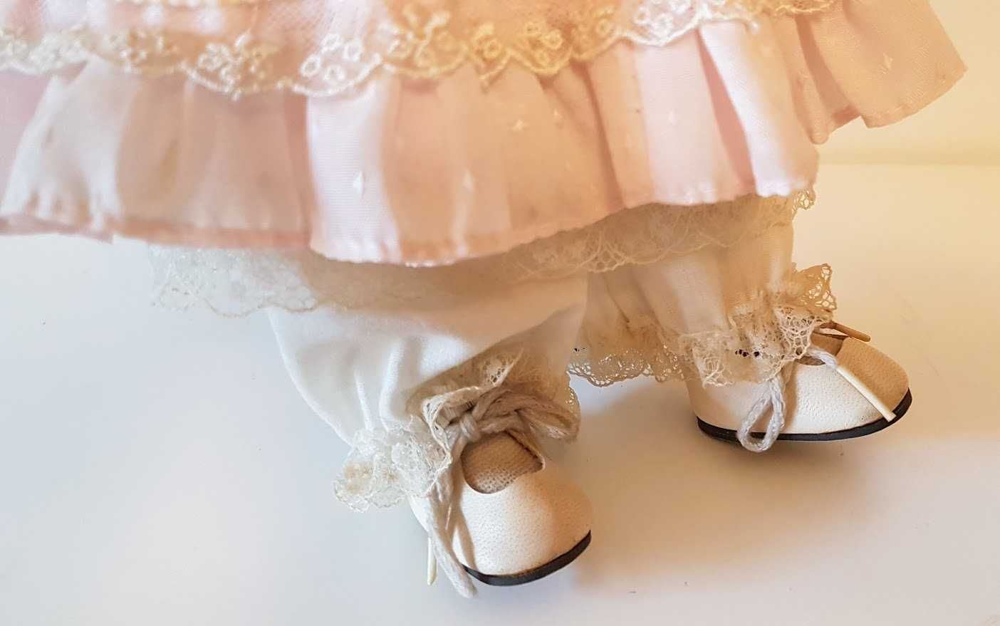 Boneca grande em porcelana com suporte Nostalgia Mini