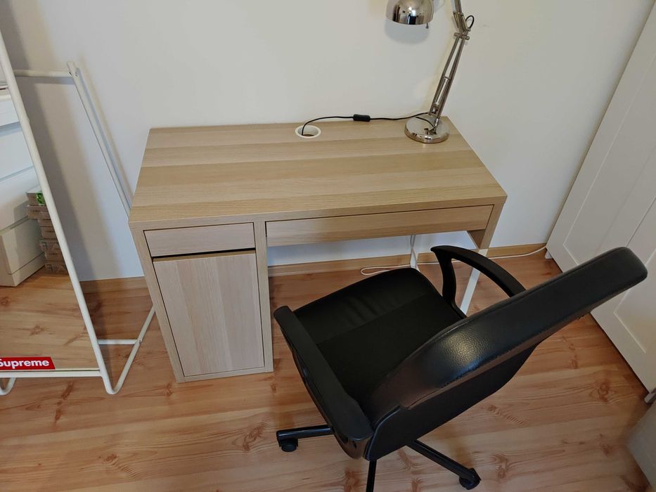 Zestaw biurko, lampa, krzesło.