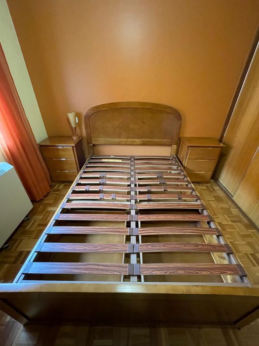 Cama de casal e 2 mesas de cabeceiras - madeira cerejeira