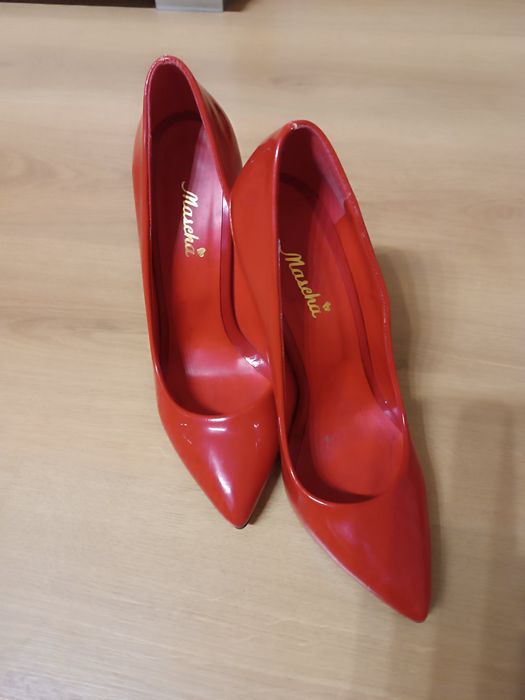 Нові лакові туфлі