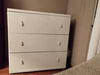 Cómoda lacada de branco IKEA