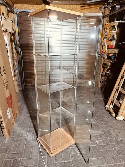 Szklany regał, witryna, gablota