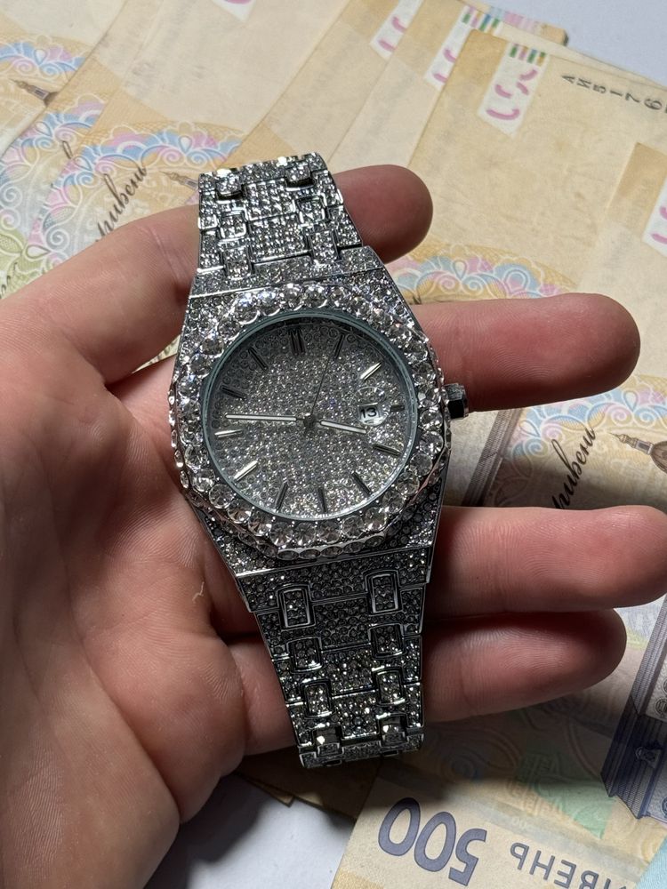 Годинник з брілянтами, блискучий