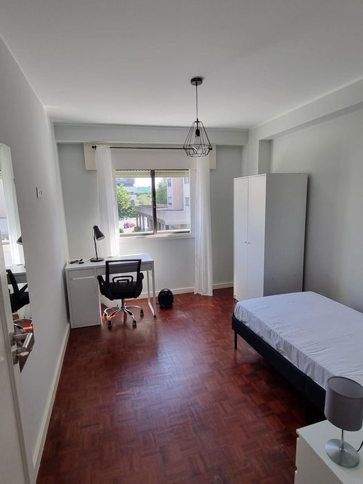 ARRENDA-SE QUARTO ao Metro de RAMALDE a Rapariga (inclui despesas)