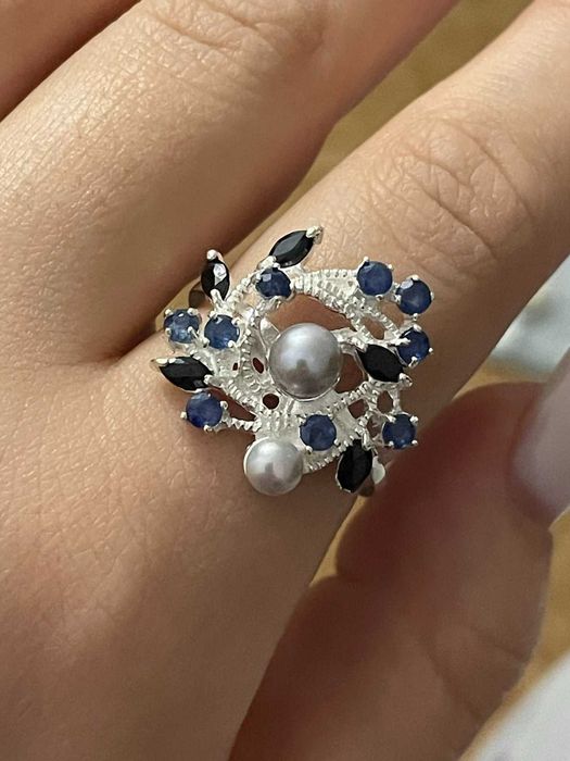 Серебряное кольцо с жемчугом и сапфиром. Размер 18.75