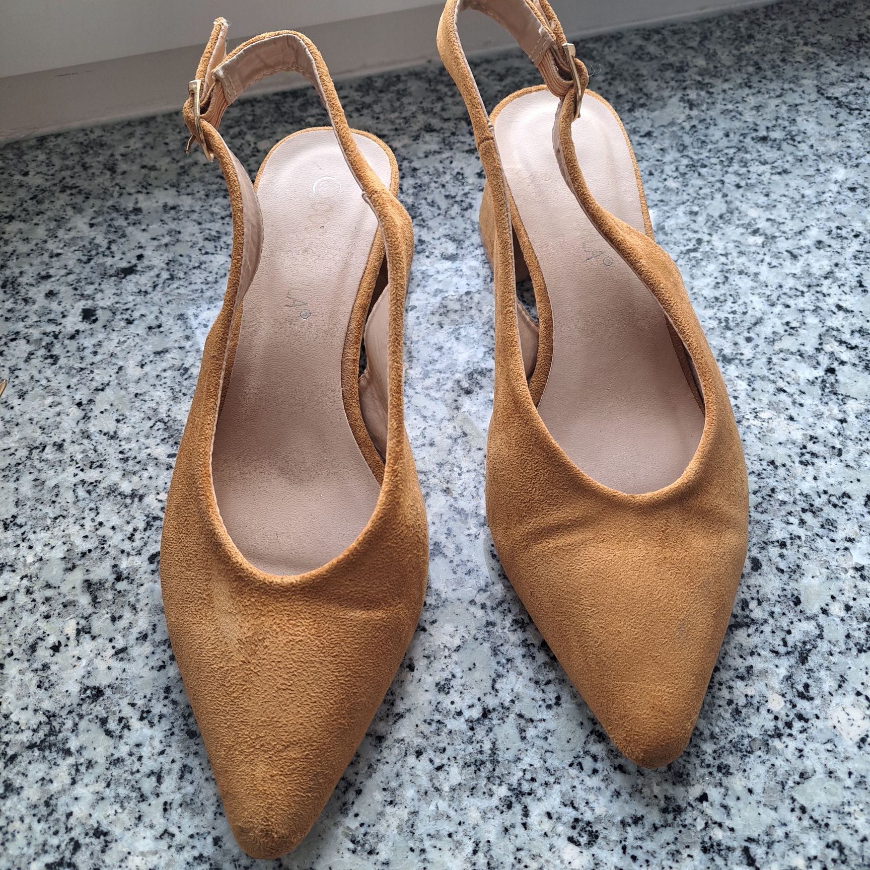 Buty z odkrytą piętą