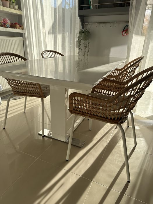 Stół lakierowany rozkladany