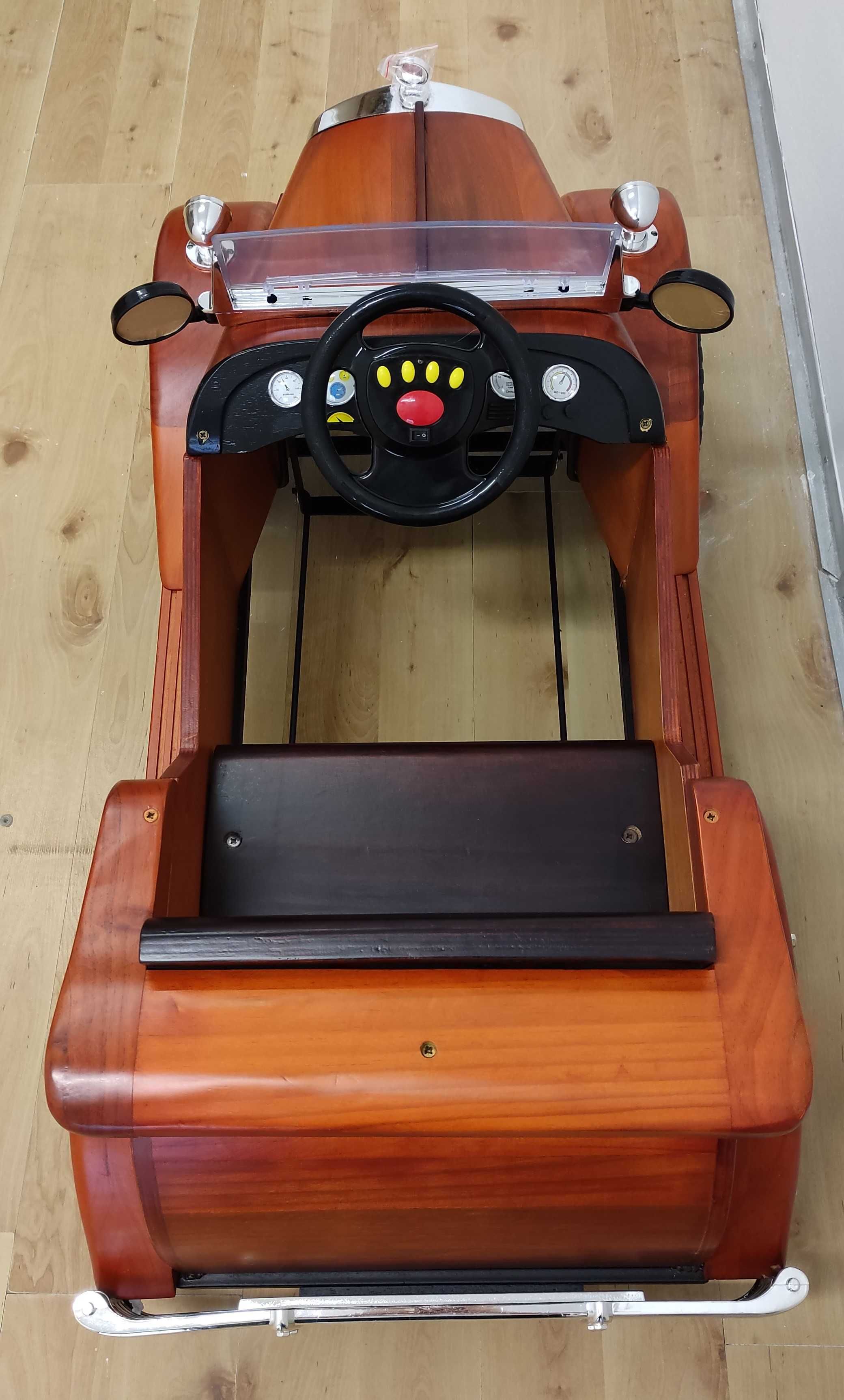 retro drewniany samochód na pedały