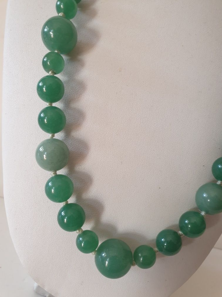 Lindo colar vintage em jade 58 cm