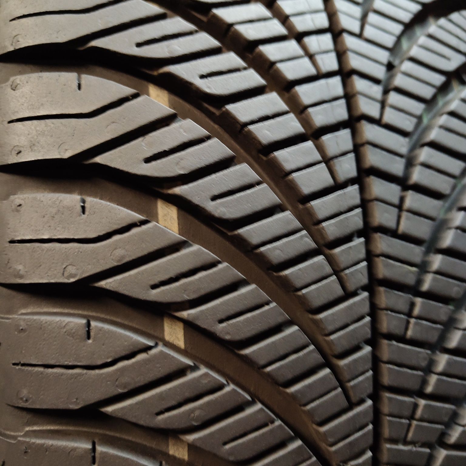 215/55/17 Sprzedam komplet opon całorocznych Goodyear