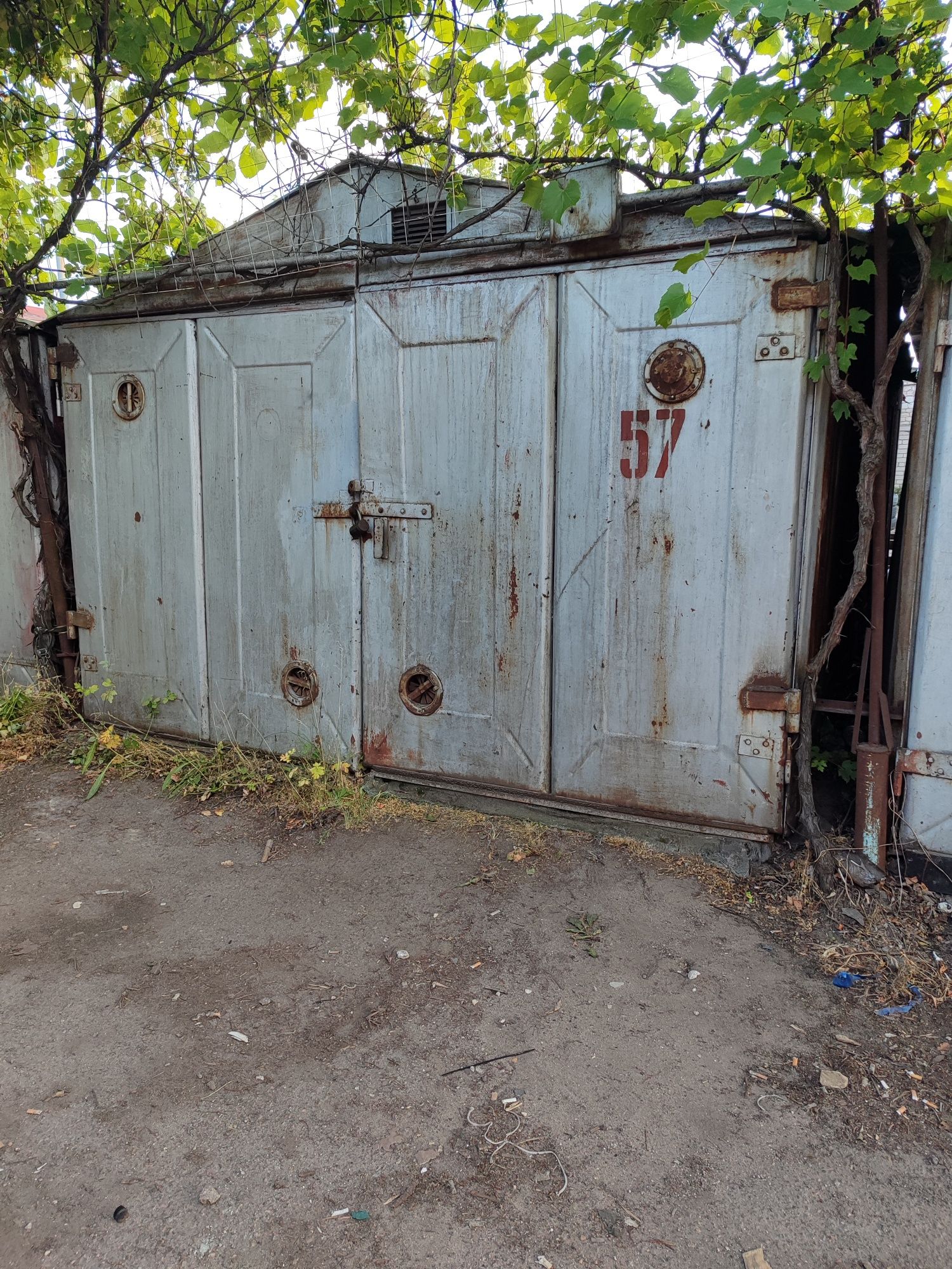 Продам гараж автокааператив 'Надія" р,н. Автори. вул,Будіндустріїді