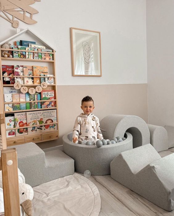 Drewniana biblioteczka domek z szufladkami