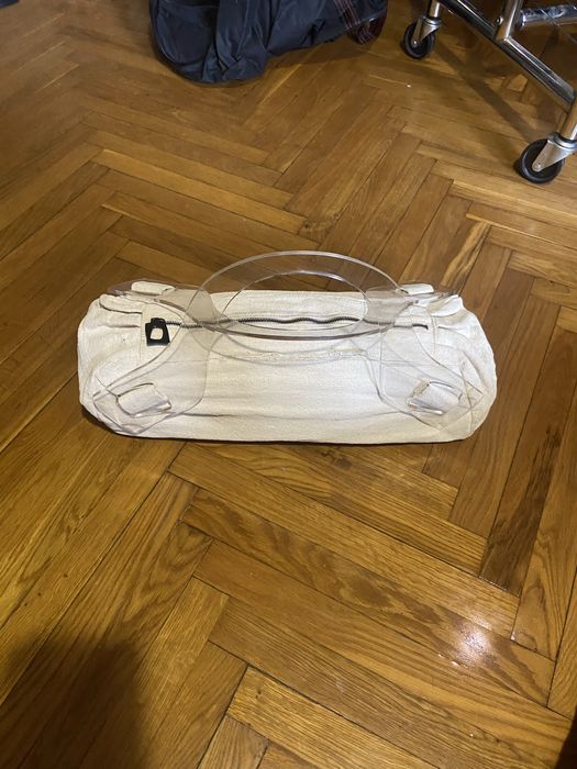 Біла сумка з пластмасовими ручками